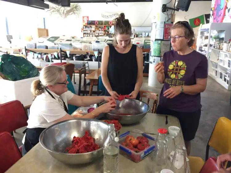 Can you grow tomatoes in a wet summer in Canberra?